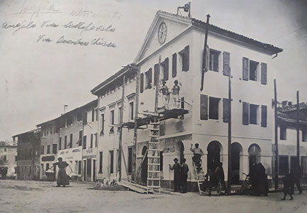 La Loggia Pubblica negli anni Trenta, cartolina, Archivio privato di Enrico Fantin