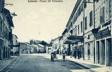 La Piazza con Palazzo Morossi nel 1925, cartolina, Archivio Biblioteca Latisana (dono Joseffino Zanelli)