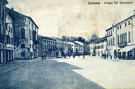 La piazza con i palazzi di impronta veneta, 1925, cartolina, Archivio Biblioteca Latisana (dono Joseffino Zanelli)