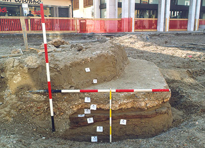 Resti della pavimentazione della Chiesa di S. Croce rinvenuti durante i lavori di rifacimento di Piazza Indipendenza nel 2000, foto Alessandro Fontana