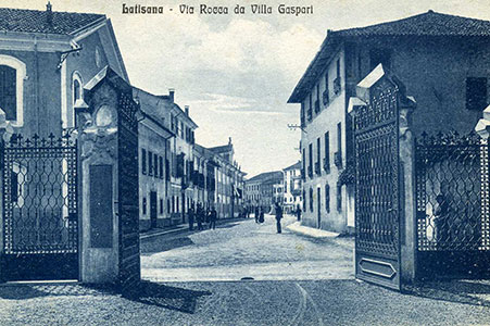 La sede del Capitano, a destra, e altri edifici lungo Via Rocca dai cancelli di Villa Gaspari nel 1917, cartolina, Archivio Biblioteca Latisana (dono Joseffino Zanelli)
