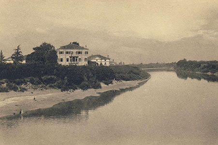 Palazzo Mocenigo dal fiume Tagliamento negli anni Trenta, cartolina, Archivio Biblioteca Latisana (dono Valerio Formentini)