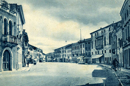 La Piazza con Ca' Benzon prima della seconda guerra mondiale, cartolina, Archivio Biblioteca Latisana (dono Joseffino Zanelli)