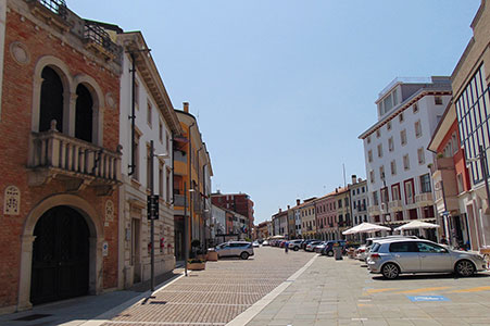 Vista attuale di Piazza Indipendenza con Palazzo Trevisan