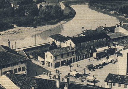 Piazza Garibaldi e l'edificio sulla sinistra un tempo sede dell'Osteria Matassi prima della seconda guerra mondiale, dettaglio da cartolina, Archivio Biblioteca Latisana (dono Valerio Formentini)