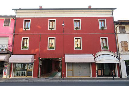 Fronte su strada dell'edificio allo stato attuale