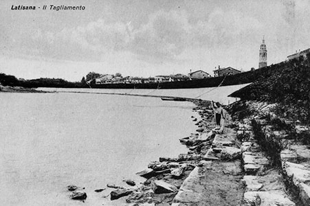 Il fiume Tagliamento e i gradoni di pietra che probabilmente costituivano le banchine del porto, fine anni Venti del Novecento, cartolina, Archivio Biblioteca Latisana (dono Joseffino Zanelli)