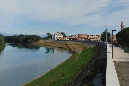 Il fiume Tagliamento e l'argine a Latisana allo stato attuale